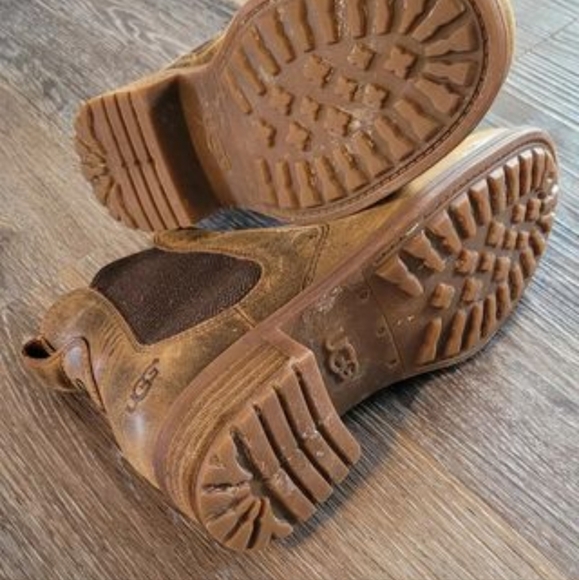 Ugg Chelsea Boots - Picture 2 of 6